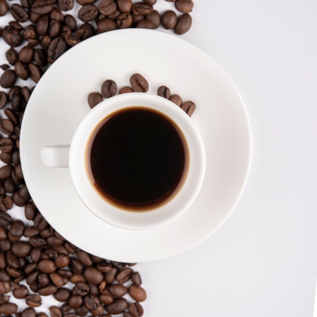 Kostenloses Foto tasse kaffee mit gerösteten bohnen