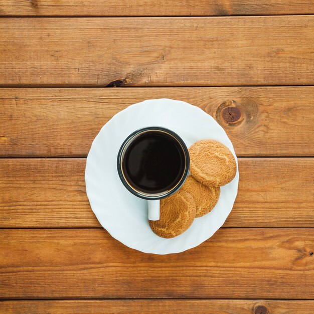 Tasse Kaffee mit Keksen