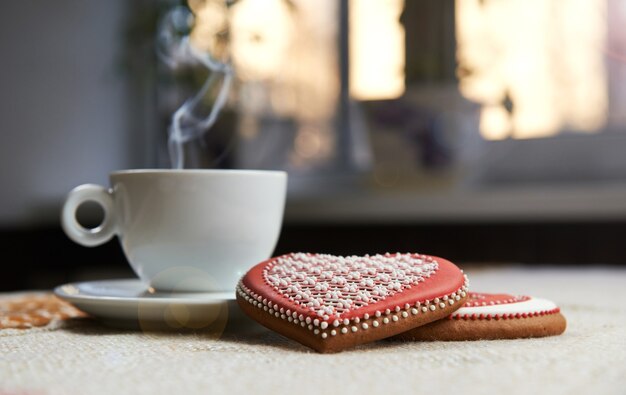 Tasse Kaffee mit Keksen