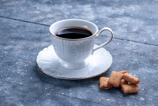 Tasse Kaffee mit Kissen geformte Kekse auf hellem Schreibtisch, Kaffeekekskeks süßer Teig