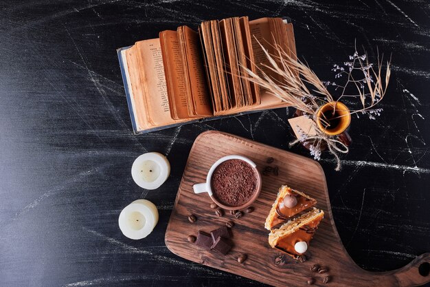 Tasse Kaffee mit Kuchen und Schokoladenstücken