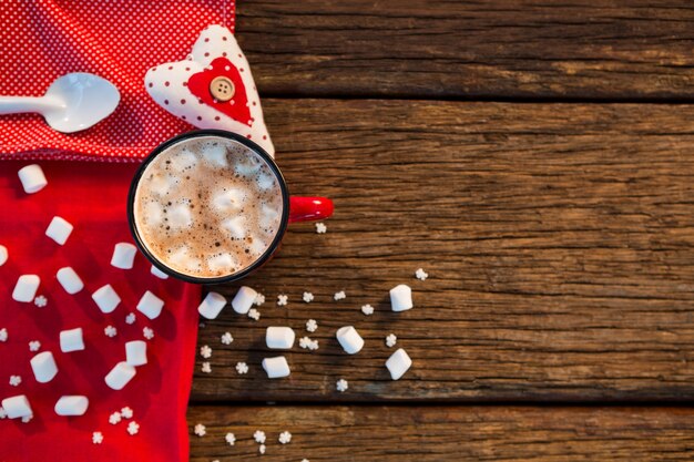 Tasse Kaffee mit Marshmallows auf einem Holztisch