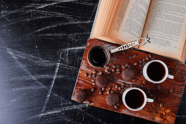 Tasse Kaffee mit Pralinen herum.