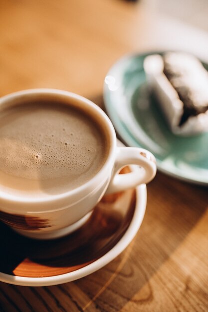 Tasse Kaffee mit süßem Dessert