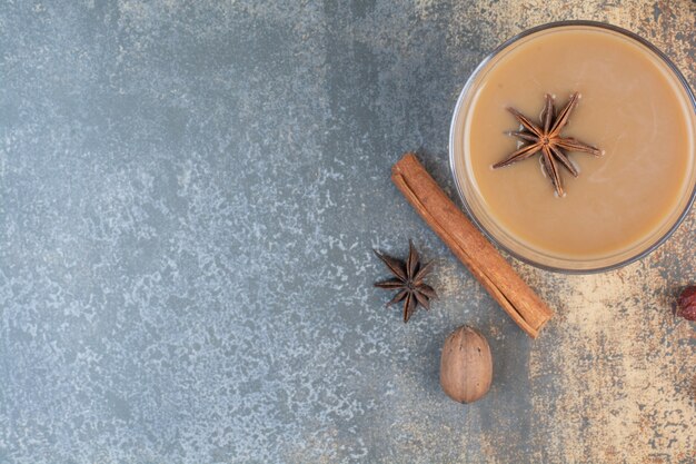 Tasse Kaffee mit Zimtstangen auf Marmorhintergrund. Hochwertiges Foto