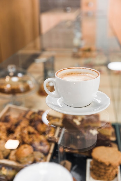 Tasse Kaffee trinken am Schalter