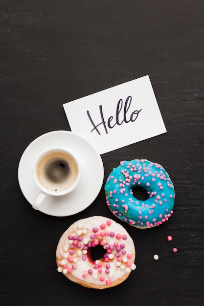 Tasse Kaffee und Donuts zum Frühstück