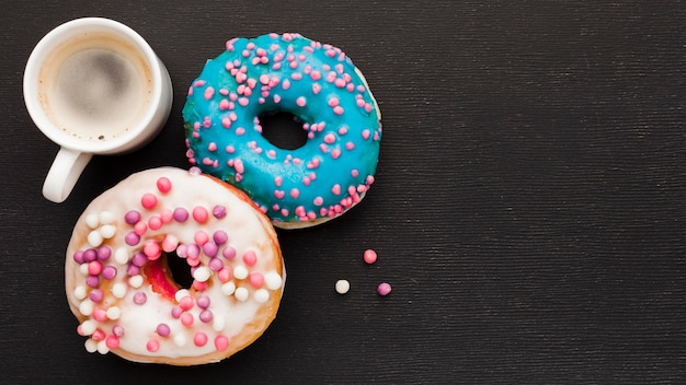 Kostenloses Foto tasse kaffee und donuts