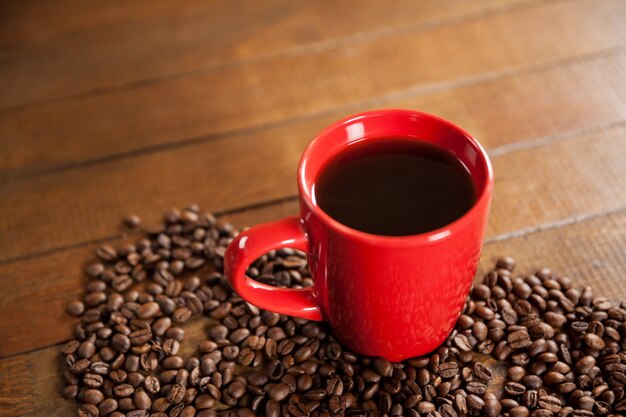 Tasse Kaffee und Kaffeebohnen