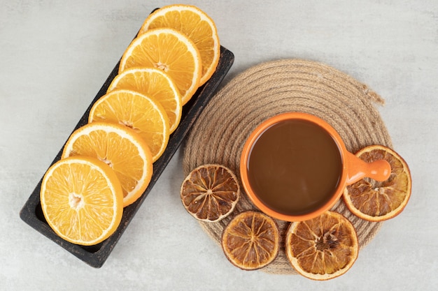 Kostenloses Foto tasse kaffee und teller mit orangenscheiben