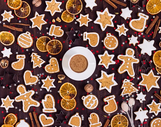 Tasse Kaffee-Weihnachtsgetränk des Lebkuchenplätzchens Orangenzimt des neuen Jahres