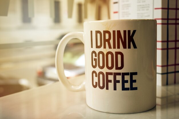 Tasse leckerer Kaffee im Café. Horizontal mit Kopierraum. Toning