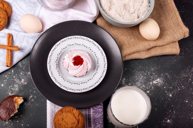 Tasse Milch mit Kuchen und Mehl