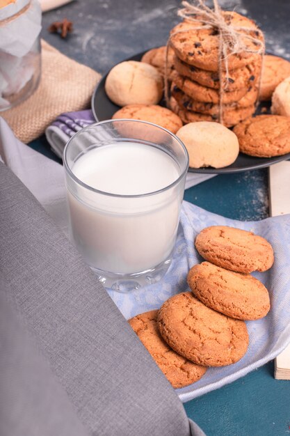 Tasse Milch mit Süßigkeiten