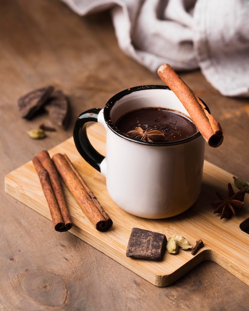 Tasse mit aromatischem Getränk aus heißer Schokolade