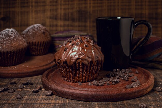 Tasse mit heißer Schokolade und süße Muffins