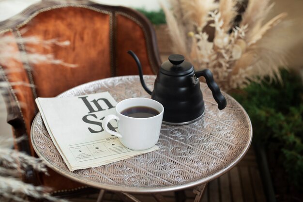Tasse mit hohem Winkel und köstlichem Kaffee auf dem Tisch