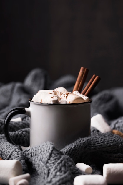 Kostenloses Foto tasse mit marshmallow-getränk zimt