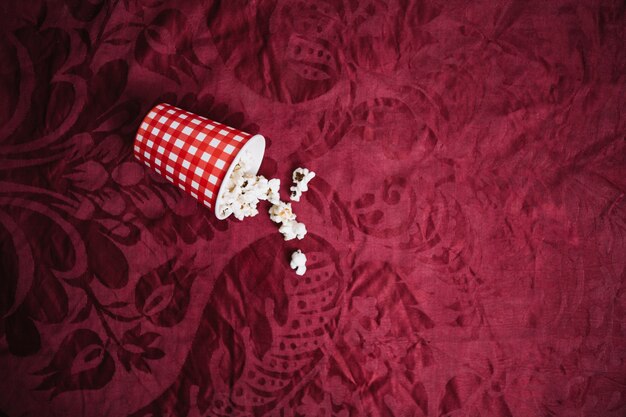 Kostenloses Foto tasse mit popcorn auf samttuch