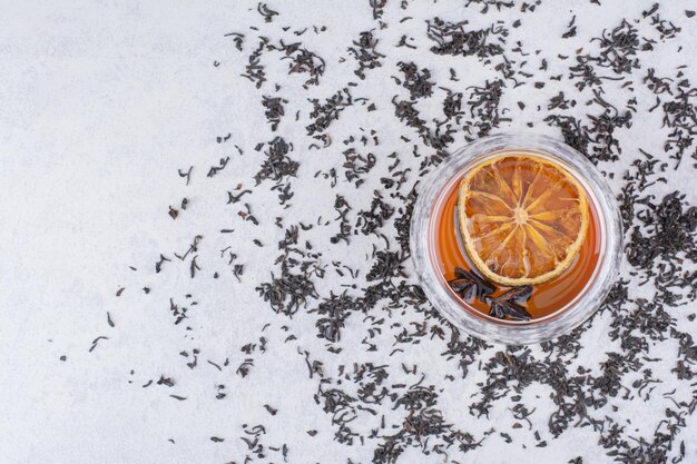 Tasse schwarzer Tee mit Orangenscheibe und Nelken. Foto in hoher Qualität