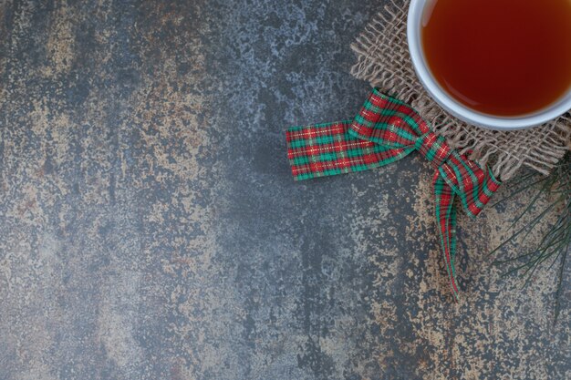 Kostenloses Foto tasse tee mit band auf marmortisch. hochwertiges foto