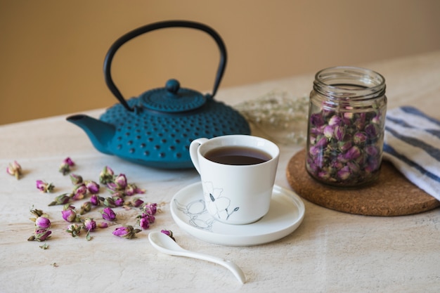Tasse Tee mit Teekannen- und Frühstückselementen
