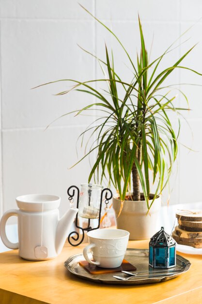 Tasse Tee mit Teekannen- und Frühstückselementen