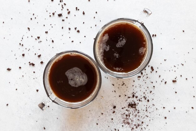 Tassen Kaffee auf dem Tisch