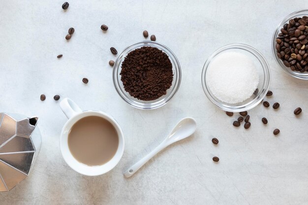 Tassen Kaffee auf dem Tisch