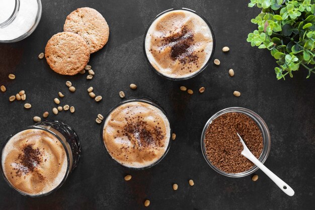 Tassen Kaffee auf dem Tisch