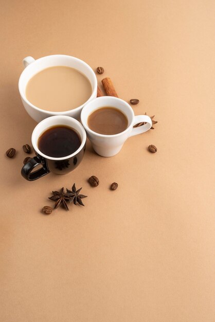 Tassen mit Kaffee mit Zimt und Anis daneben
