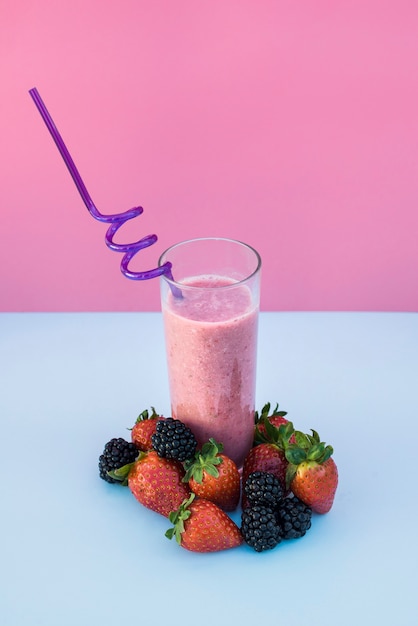 Tasty Smoothie mit Beeren und Stroh