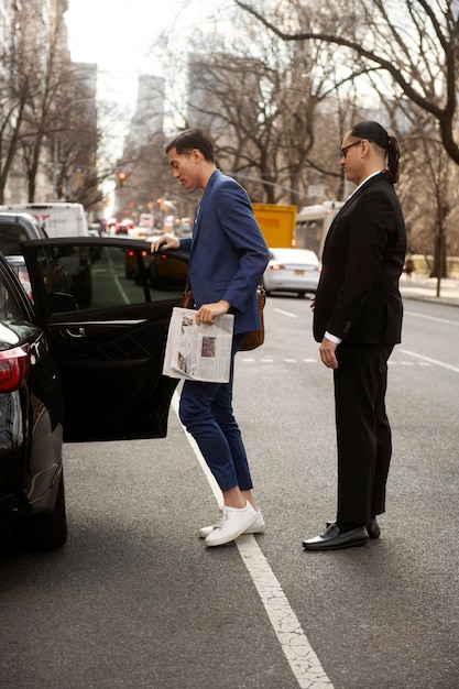 Kostenloses Foto taxifahrer bereitet sich auf den kunden vor