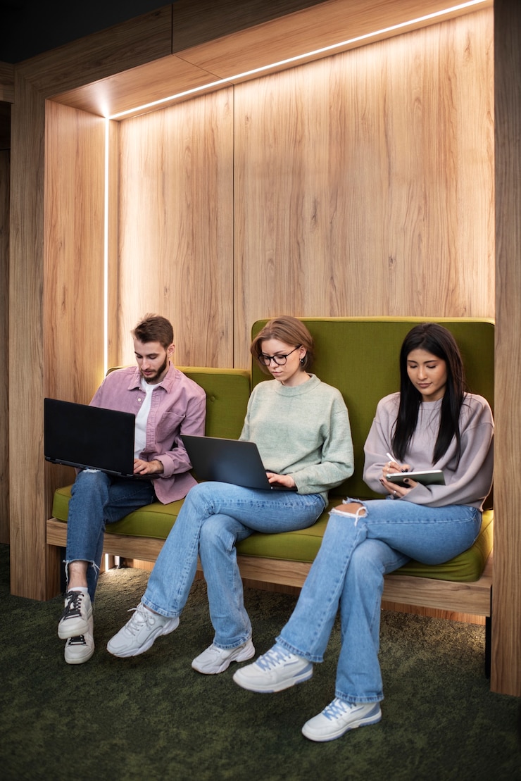 Kostenlose Foto team, das gemeinsam an einem projekt arbeitet
