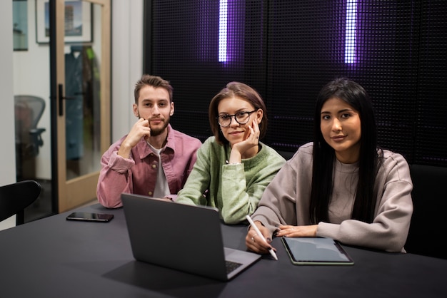 Kostenloses Foto team, das gemeinsam an einem projekt arbeitet