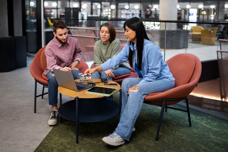 Kostenlose Foto team, das gemeinsam an einem projekt arbeitet