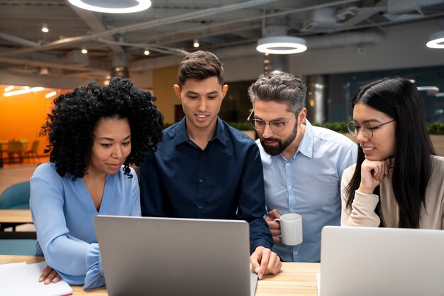 Team, das gemeinsam an einem Projekt arbeitet