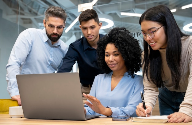 Team, das gemeinsam an einem Projekt arbeitet