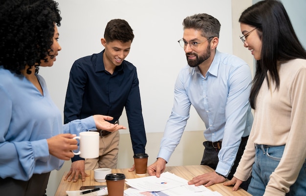 Team, das gemeinsam an einem Projekt arbeitet