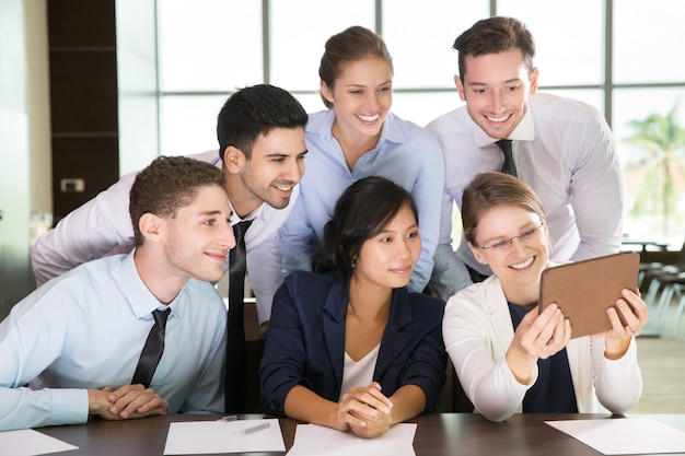 Team diskutieren Ideen auf Tablet PC