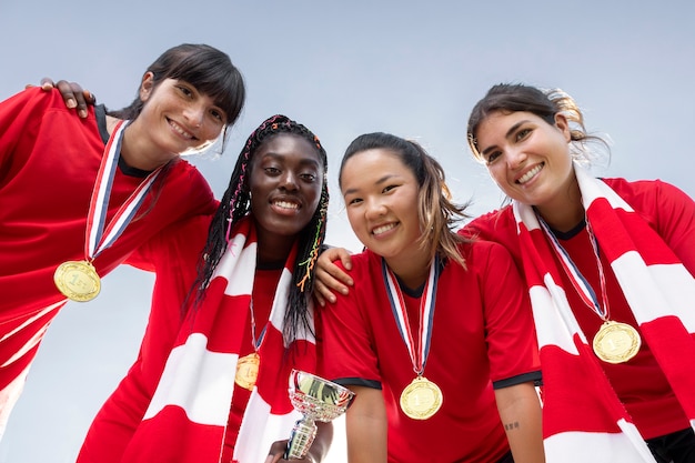 Kostenloses Foto team feiert den gewinn des silberpokals