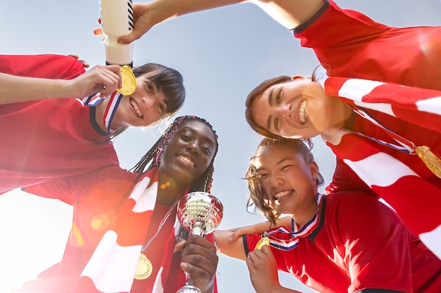 Kostenloses Foto team feiert den gewinn des silberpokals