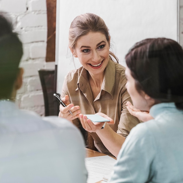 Team junger Smiley-Geschäftsleute während einer Besprechungspräsentation