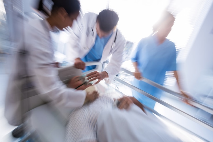 Kostenlose Foto team von ärzten, die sauerstoffmaske auf ein männliches älteres patientengesicht setzen