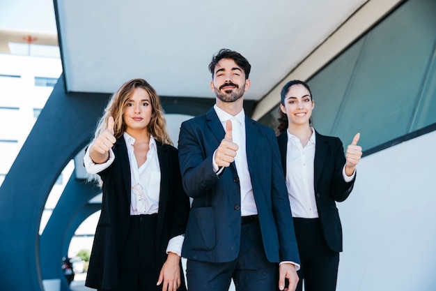 Team von Architekten, die Daumen nach oben Geste machen