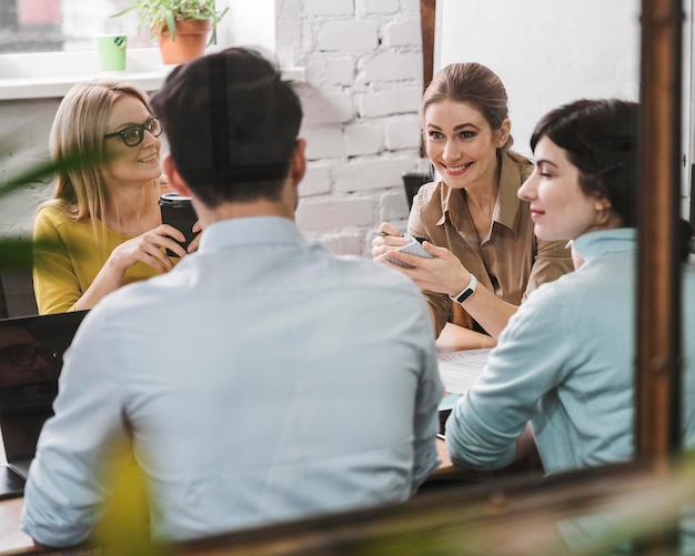 Kostenloses Foto team von geschäftsleuten während einer besprechungspräsentation