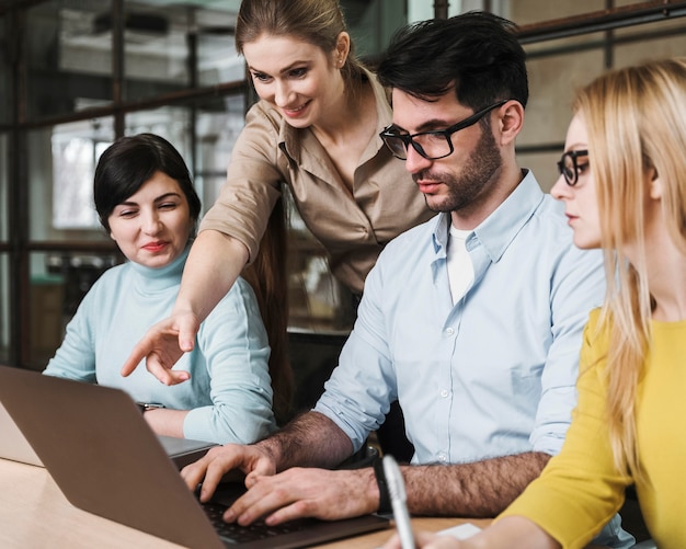 Team von Geschäftsleuten während eines Meetings