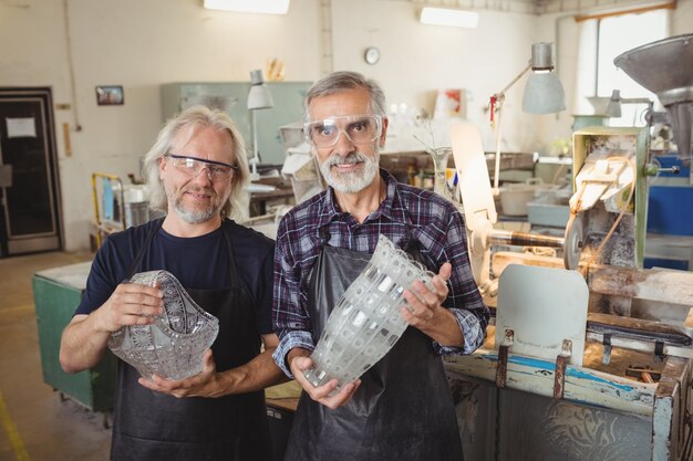 Team von Glasbläsern mit verschränkten Armen