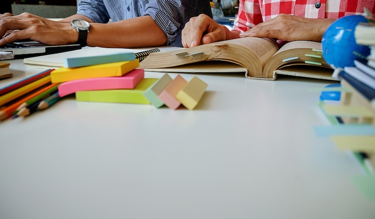 Kostenlose Foto teamarbeit notebook-freunde kommunikation arbeitstreffen