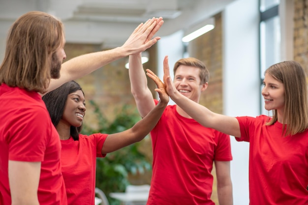 Teambildung. Eine Gruppe junger Leute, die Teambuilding-Aktivitäten haben und genossen aussehen